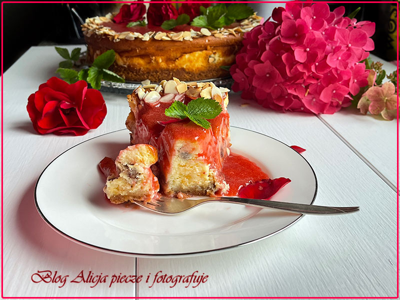 Sernik z truskawkową polewą