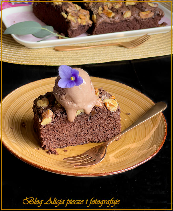 Czekoladowe ciasto z lodami