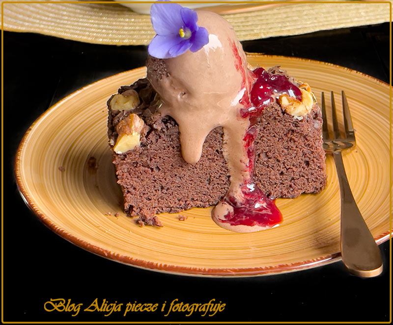 Czekoladowe ciasto z lodami