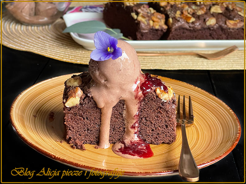 Czekoladowe ciasto z lodami