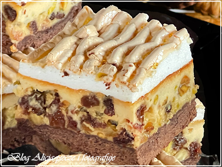 Sernik bakaliowy ze złotymi  kroplami