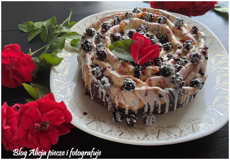 Babka czekoladowo -waniliowa z owocami