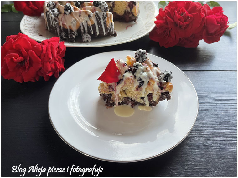 Babka czekoladowo -waniliowa z owocami