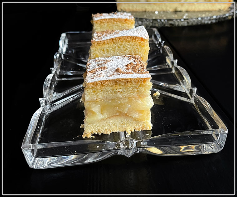 Biszkoptowy jabłecznik jak puch