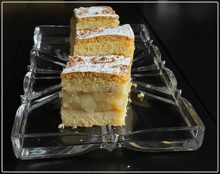 Biszkoptowy jabłecznik jak puch