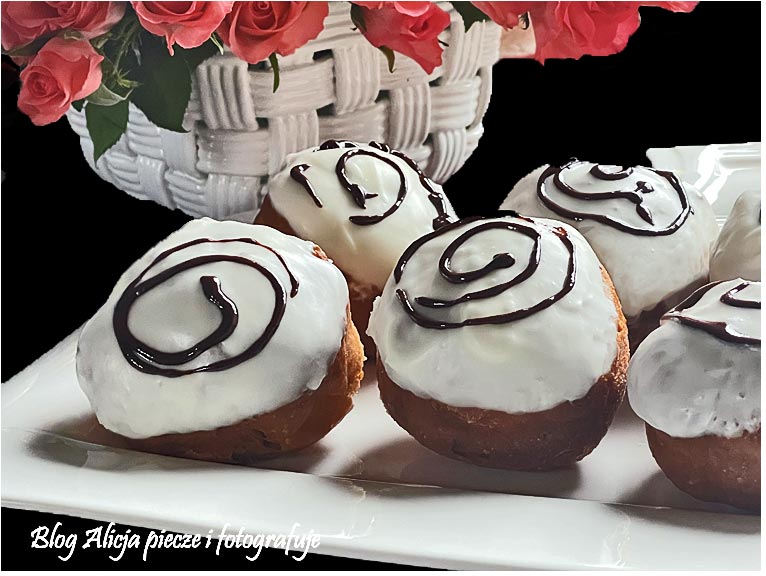 Pączki z różaną marmoladą