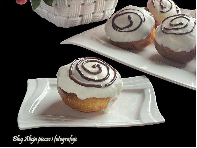 Pączki z różaną marmoladą