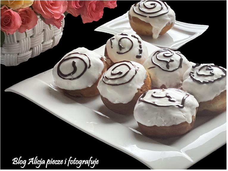 Pączki z różaną marmoladą