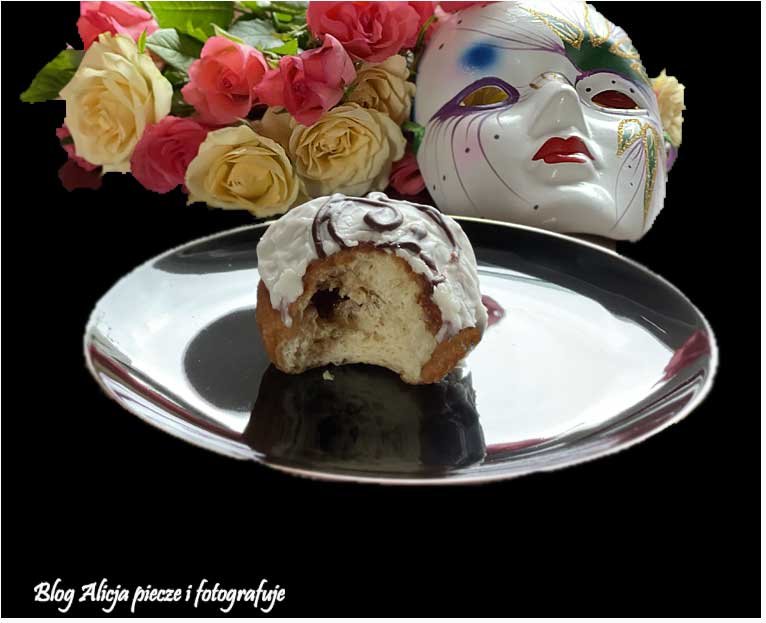 Pączki z różaną marmoladą