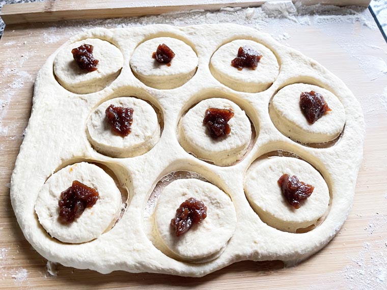 Pączki z różaną marmoladą