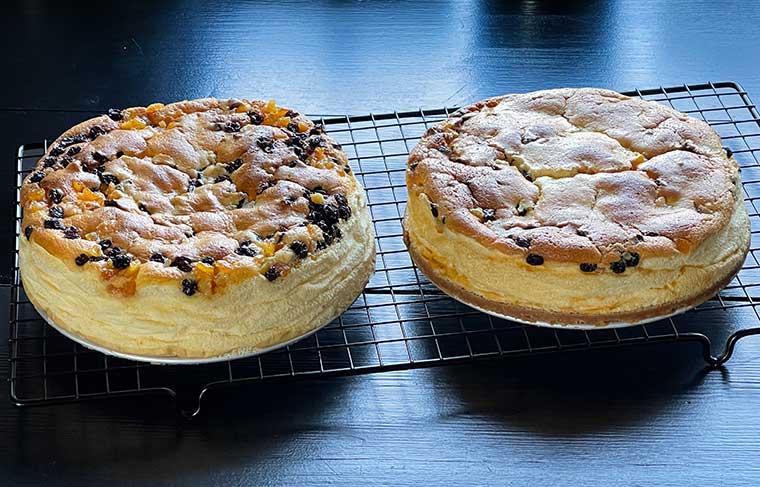 sernik bez spodu z ciasta i drugi ze spodem z ciastek