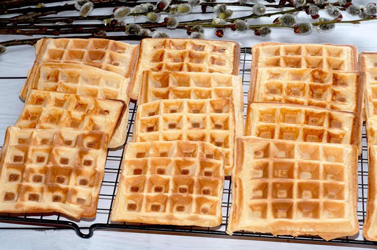 Wafle ze Skyrem i wiśniami