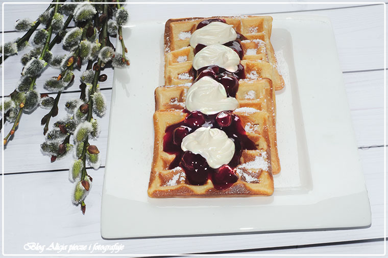 Wafle ze Skyrem i wiśniami