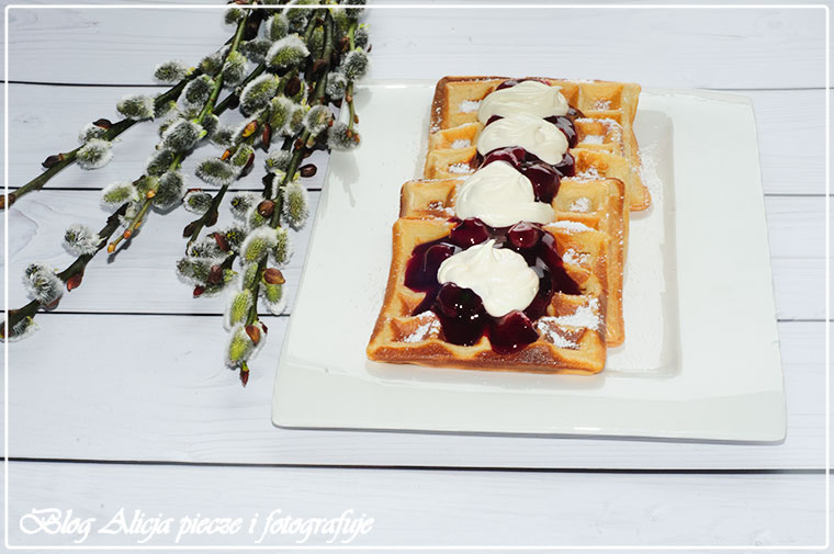 Wafle ze Skyrem i wiśniami 