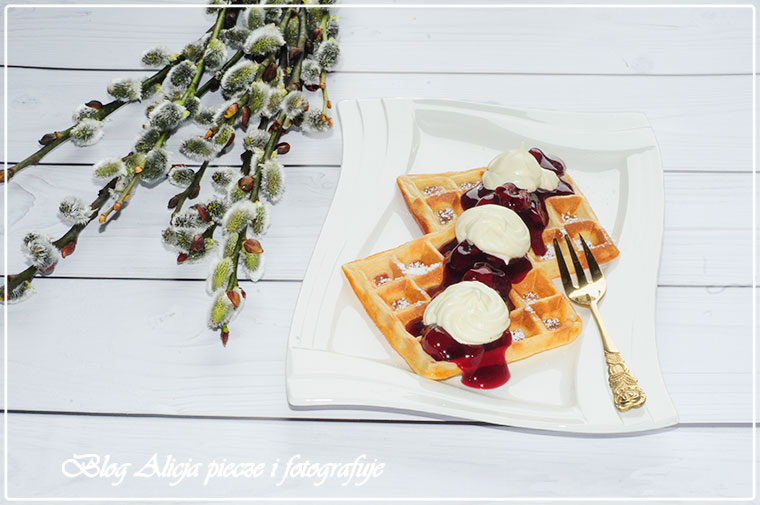 Wafle ze Skyrem i wiśniami