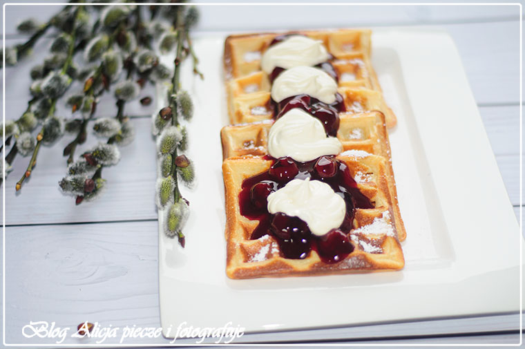 Wafle ze Skyrem i wiśniami