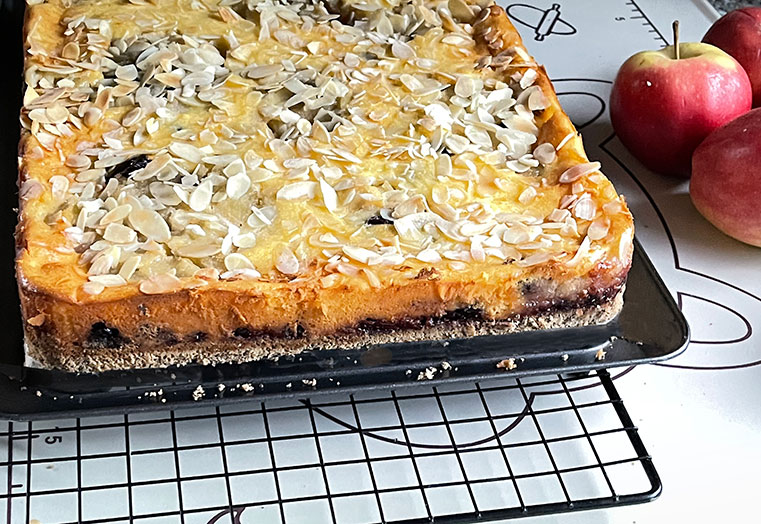 Makowa krajanka z jabłkami