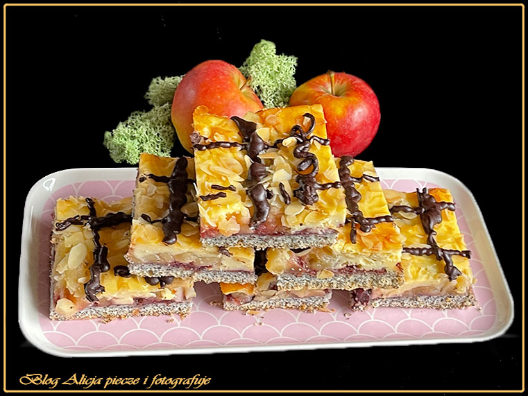 Makowa krajanka z jabłkami 