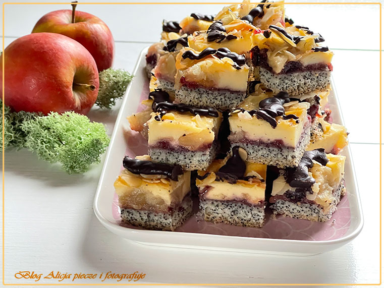 Makowa krajanka z jabłkami 