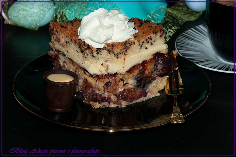 Sernik na cieście ze śliwkami