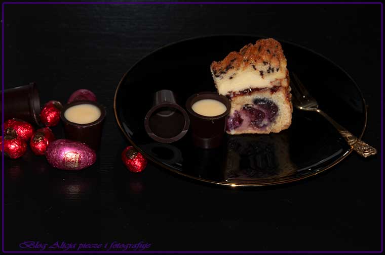 Sernik na cieście ze śliwkami