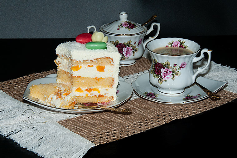 Brzoskwiniowy tort z kremem kokosowym