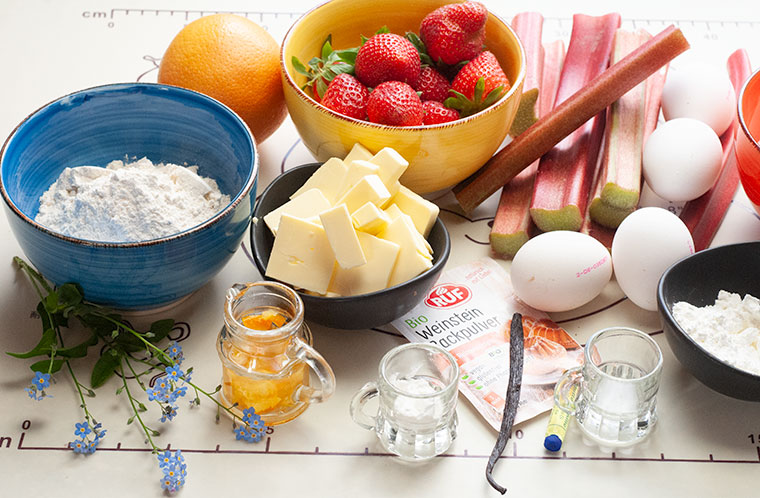 Rabarbarowy - tort - truskawkowy