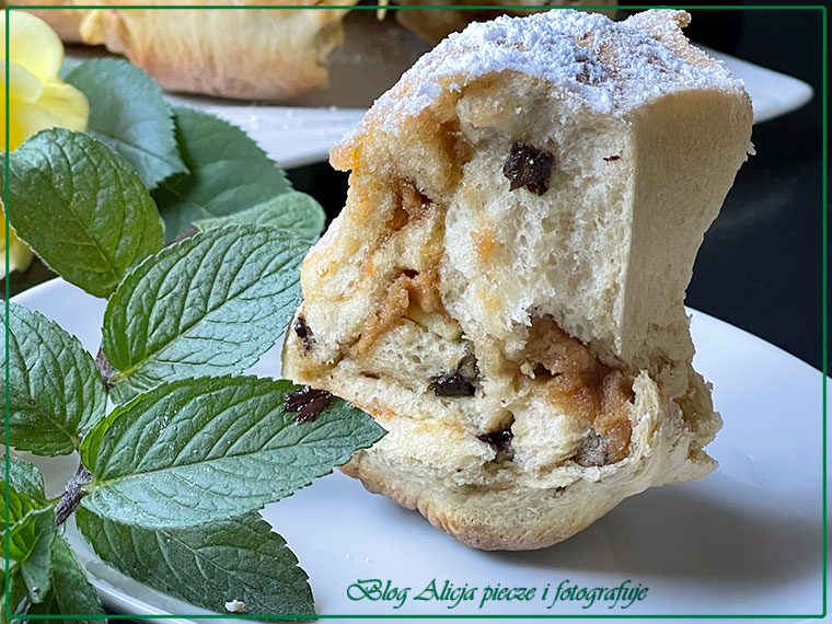 Drożdżowa babka z jabłkami