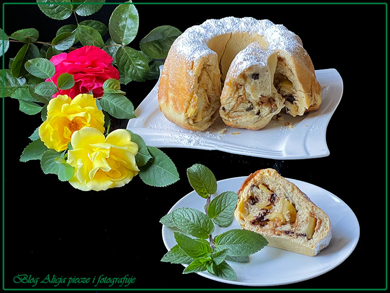 Drożdżowa babka z jabłkami 