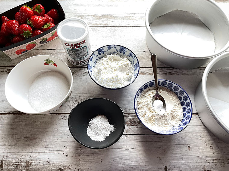 Truskawkowy tort na Dzień Matki