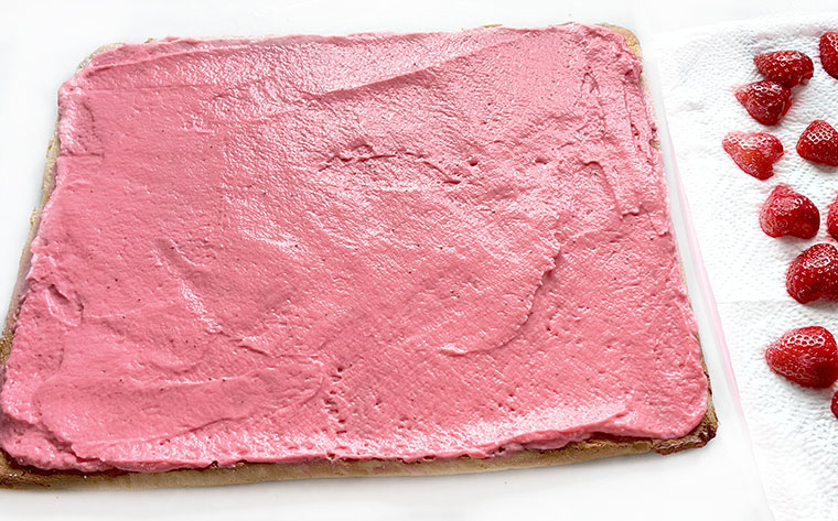 Rolada biszkoptowa z truskawkami