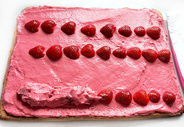 Rolada biszkoptowa z truskawkami