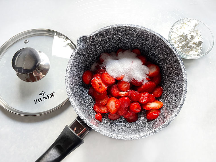 Rolada biszkoptowa z truskawkami