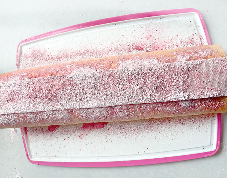 Rolada biszkoptowa z truskawkami