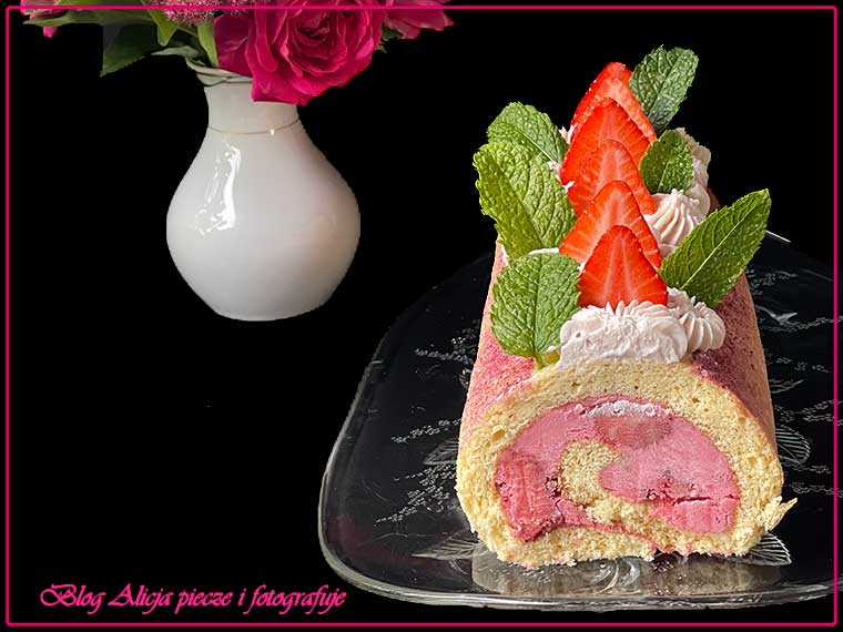 Rolada biszkoptowa z truskawkami