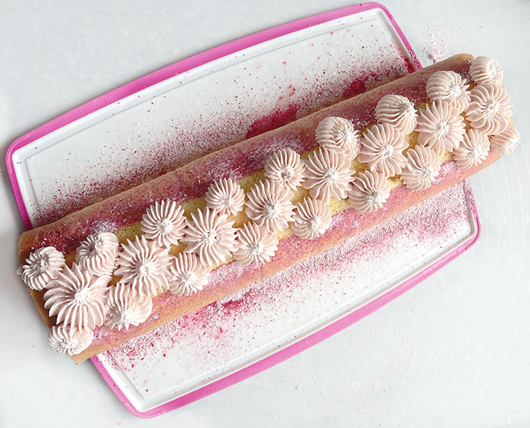 Rolada biszkoptowa z truskawkami