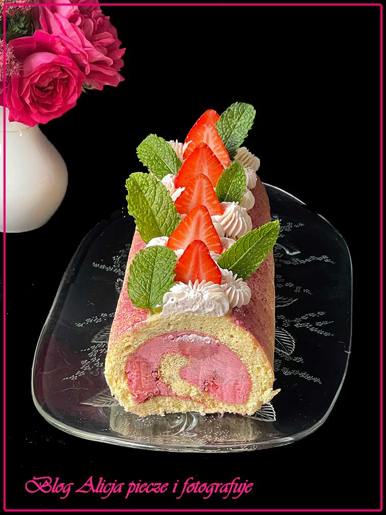 Rolada biszkoptowa z truskawkami