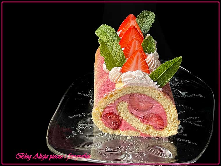 Rolada biszkoptowa z truskawkami