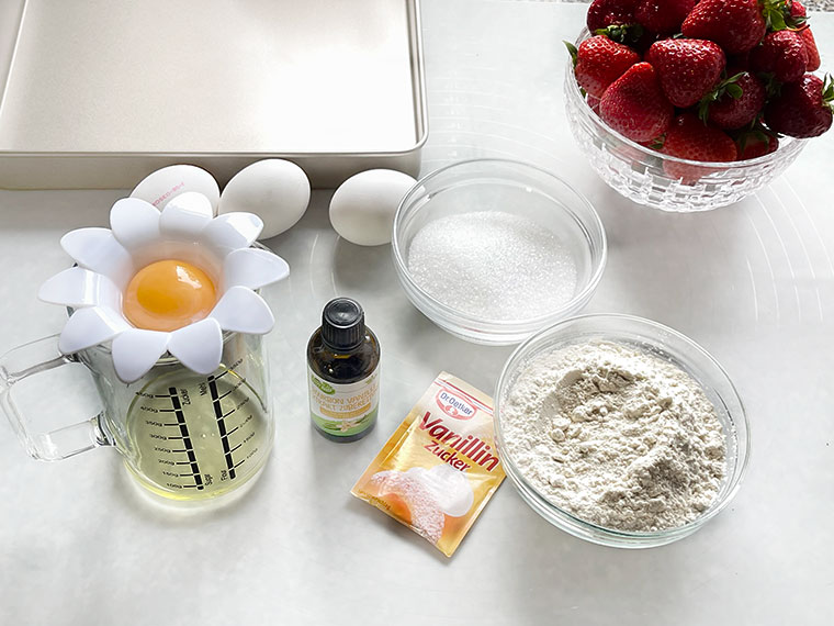 Rolada biszkoptowa z truskawkami