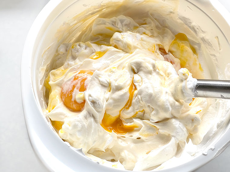 Rolada biszkoptowa z truskawkami