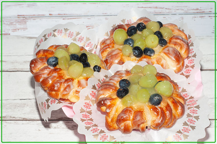 Drożdżowe bułeczki z winogronami