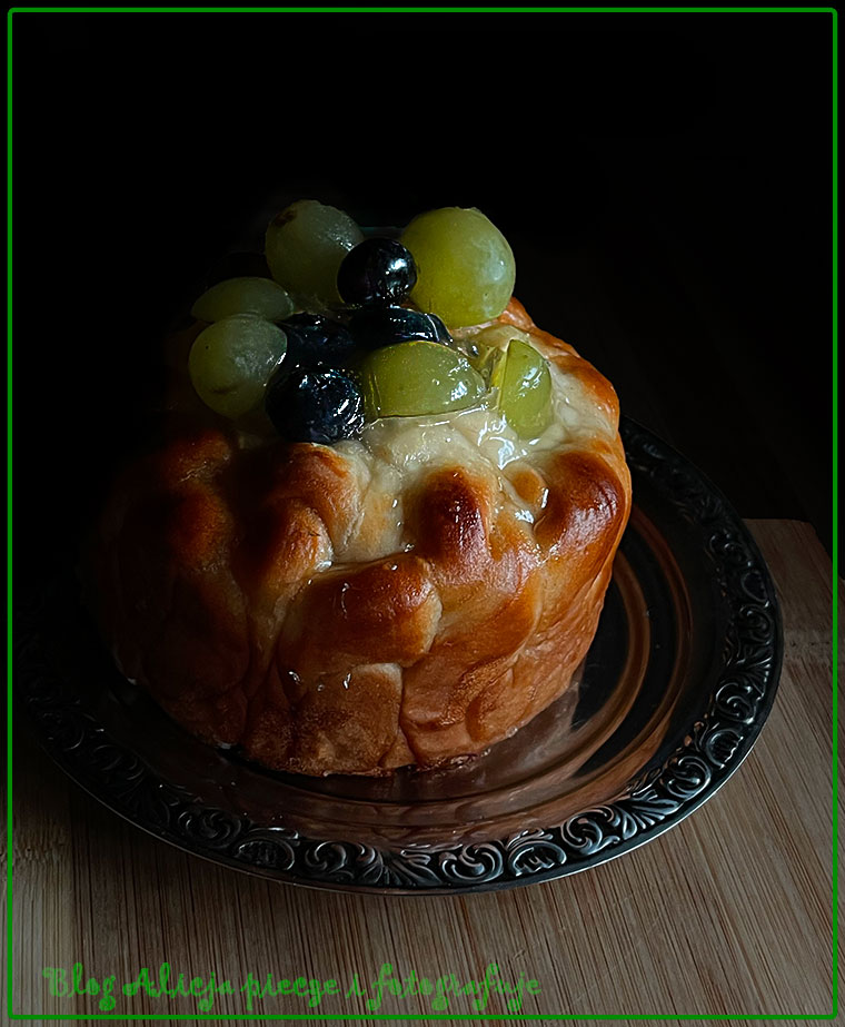 Drożdżowe bułeczki z winogronami