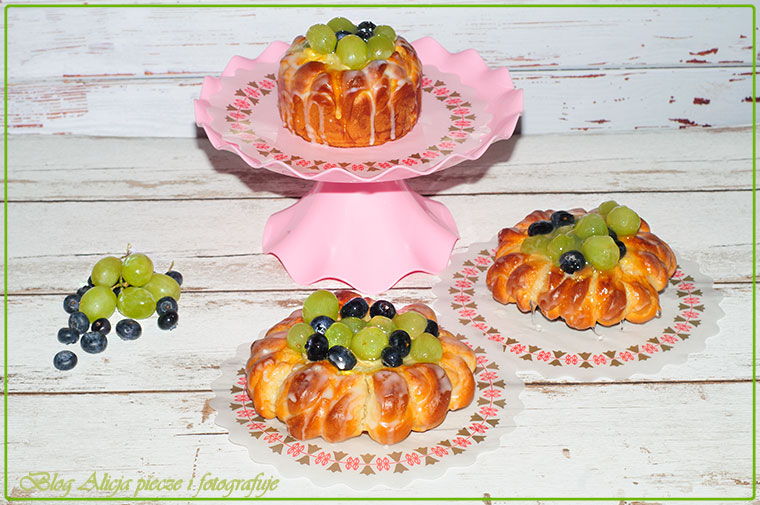 Drożdżowe bułeczki z winogronami