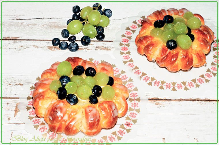 Drożdżowe bułeczki z winogronami