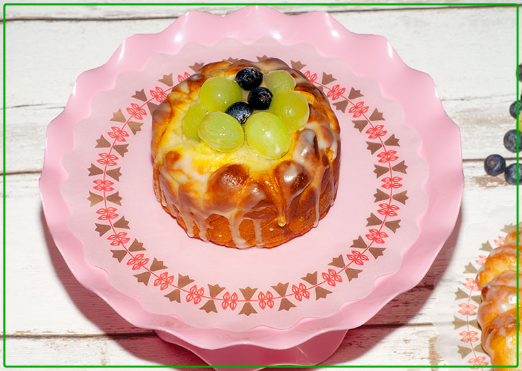 Drożdżowe bułeczki z winogronami