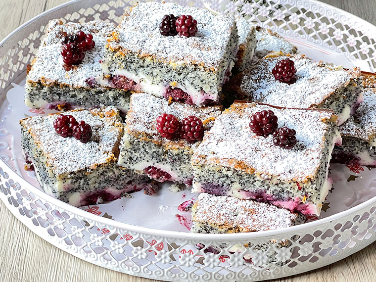 Makowy biszkopt z serem i jeżynami