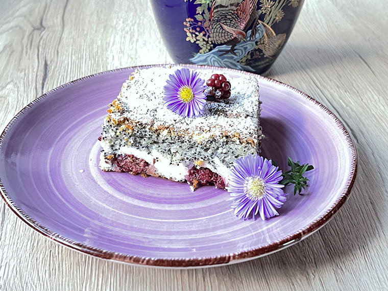 Makowy biszkopt z serem i jeżynami