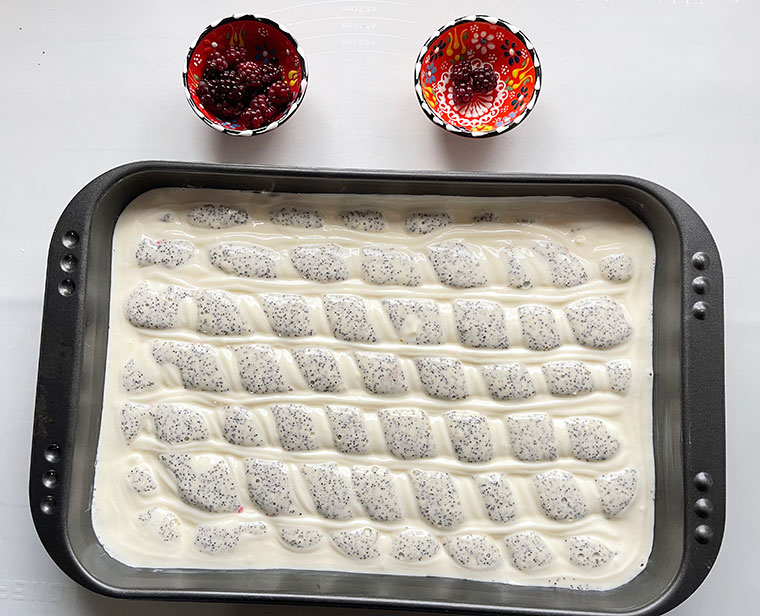 Makowy biszkopt z serem i jeżynami 