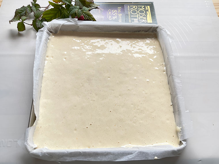 Biszkoptowe ciasto jeżynowe - straciatella-przygotowanie