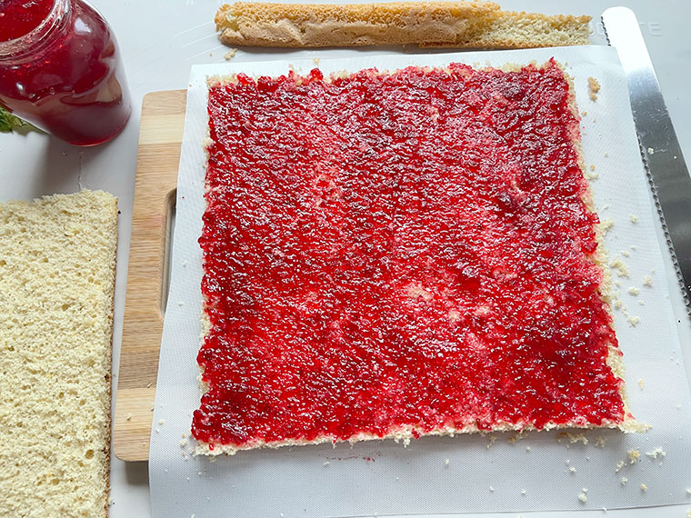 Biszkoptowe ciasto jeżynowe -straciatella